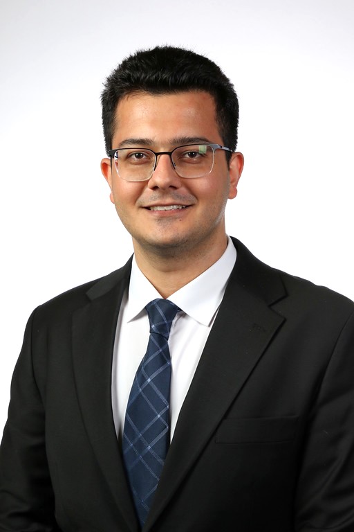 Dr. Alireza Ghodsi smiling for a headshot