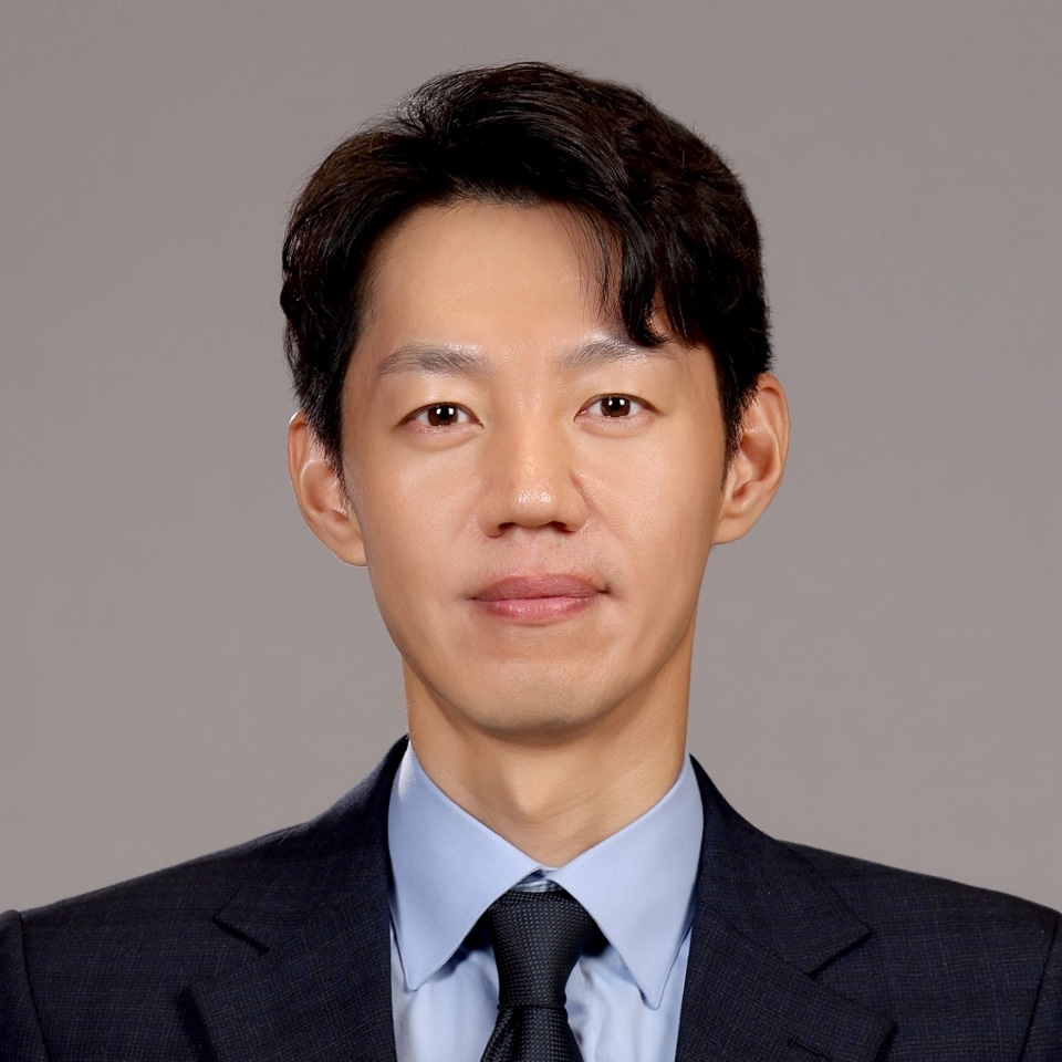 Photo of a young man in a suit, Dr. Hyun Su Kim MD